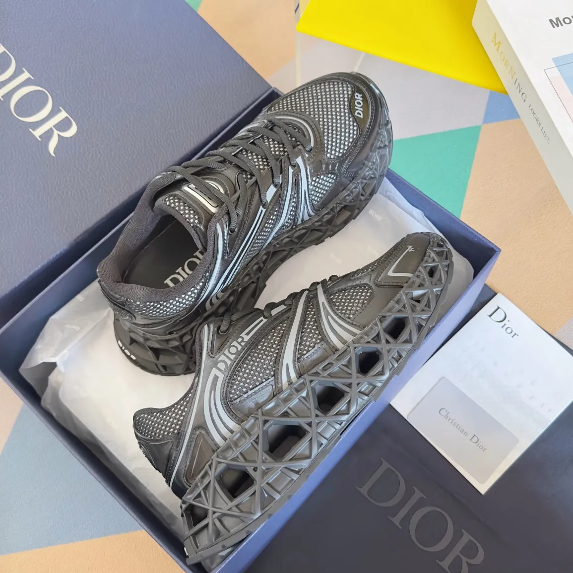 【DIOR】P:800💰 Men's 39-44. (Male 45.46 custom-made) Dior kawa Dior joint 2025ss casual sports shoes‼ ️ Reinterpret running shoes with dior’s haute couture style. b35 is made of fine-textured leather and mesh fabric materials. It can be worn in all seasons, is comfortable and breathable, and has many lines on the shoe body to outline details. It has a full retro three-dimensional feel and can create a casual look all year round!